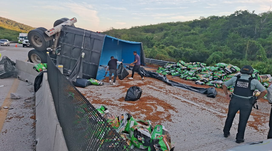 Volcadura de tráiler cargado con costales de alimento para perro