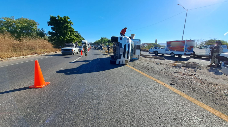 Una camioneta volcada en la vía publica, elementos del ejercito mexicano en la zona del incidente y demás autos transitando por el sitio