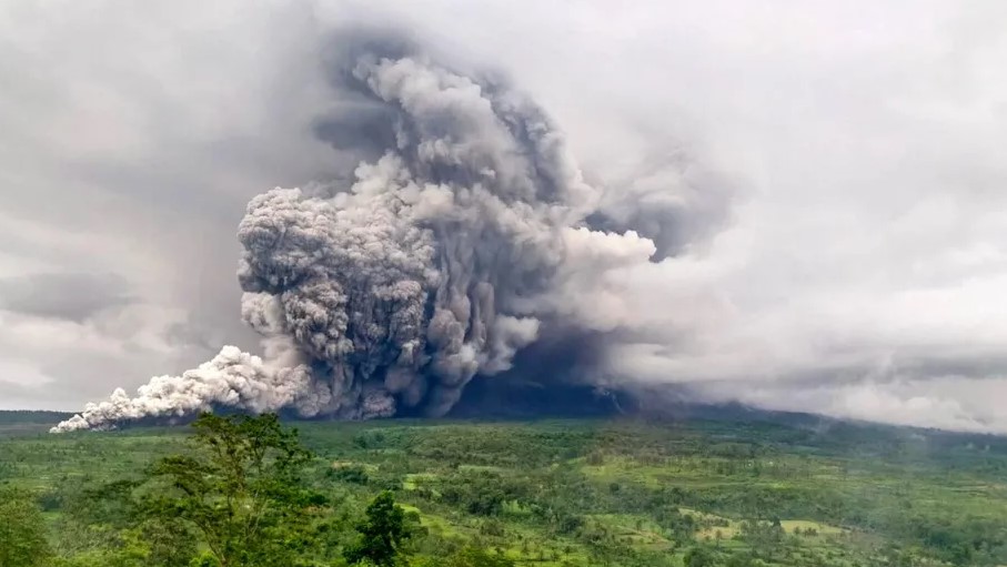 Indonesia eleva sus alertas por intensa erupción del volcán Semeru: VIDEO