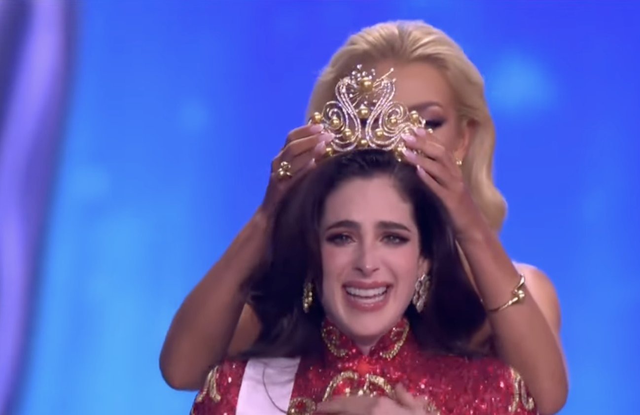 Fátima Bosch mientras es coronada