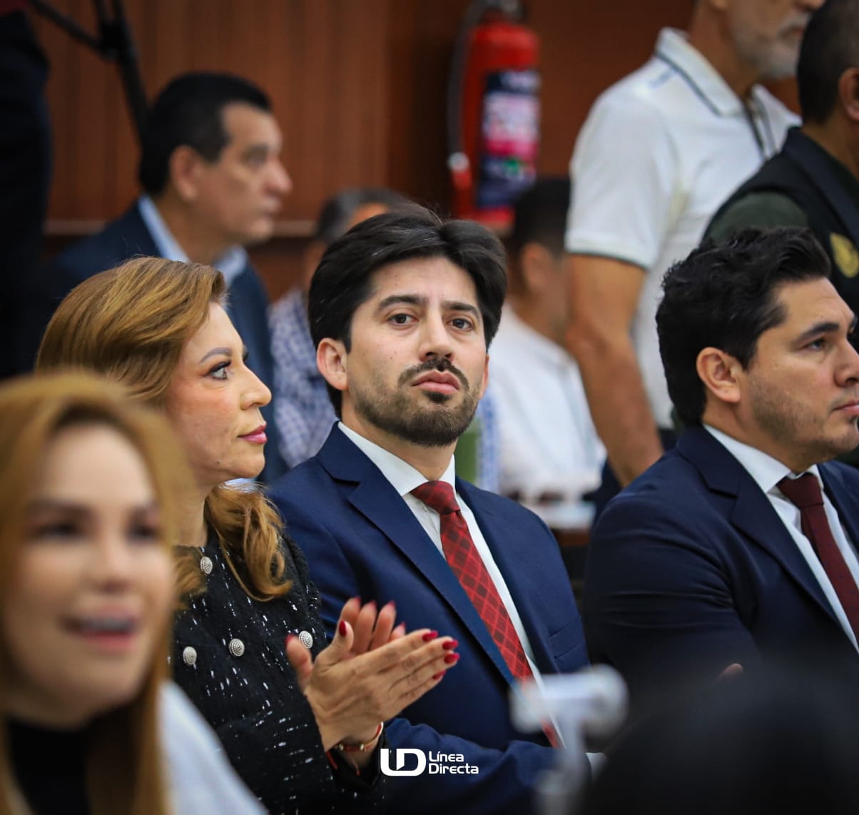 Omar López Campos, Secretario de SEBIDES sentado en cuarto informe de gobierno