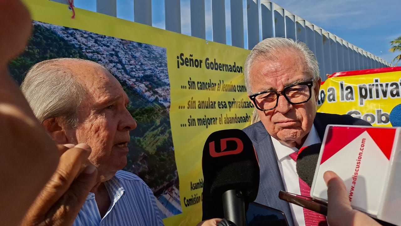 Gobernador Rubén Rocha Moya junto a personas fuera del congreso con lonas