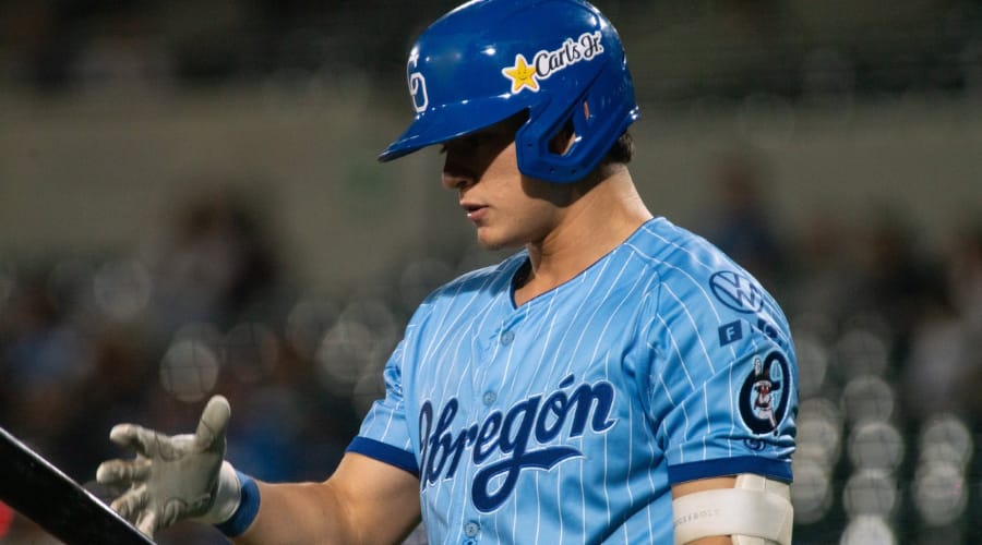 Jugador de Yaquis de Obregón se prepara para batear en juego de la LMP