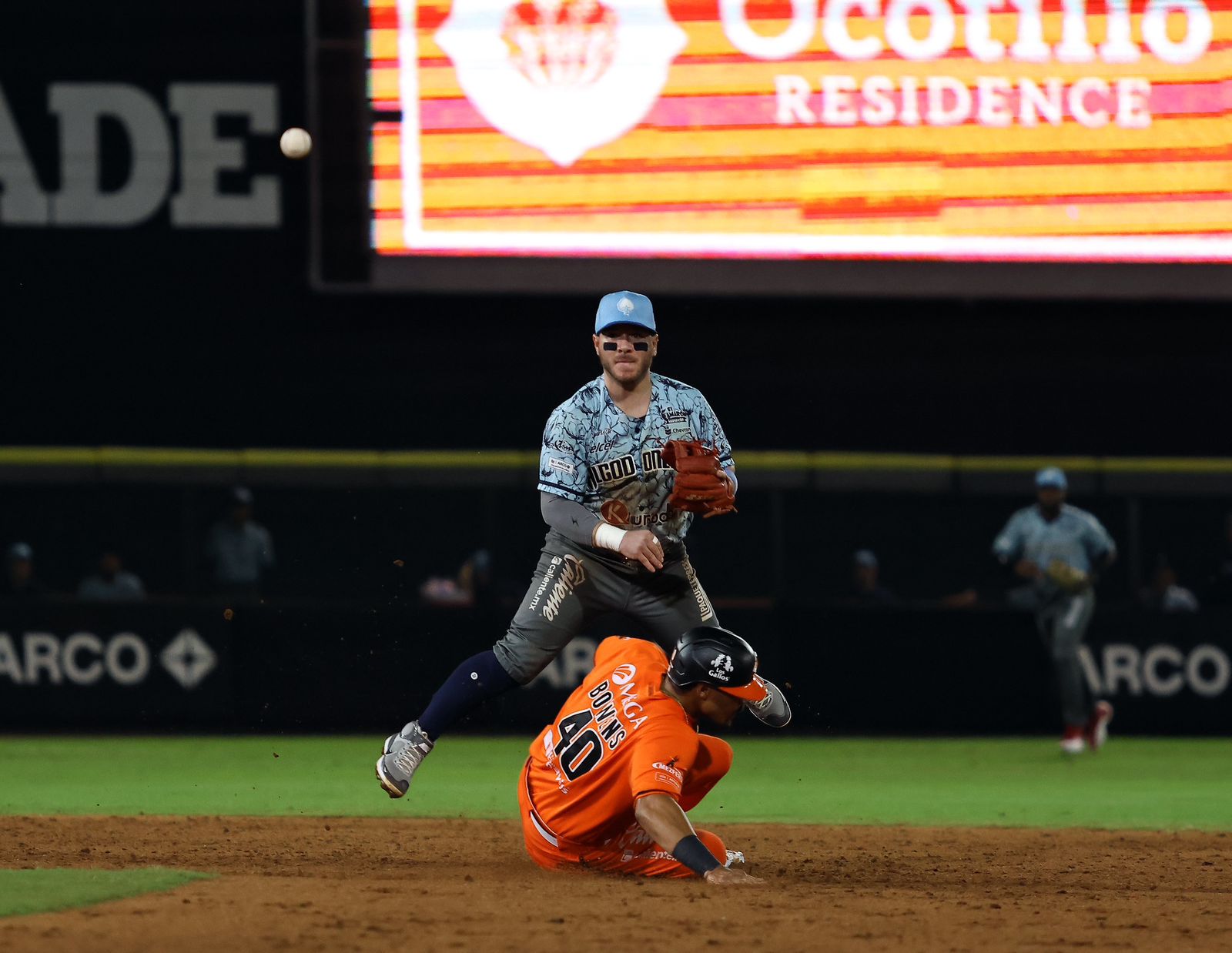 Esteban Quiroz tercera base de Algodoneros de Guasave (uniforme azul) y Terry Bowens Jr (uniforme naranja) Outfielder de Naranjeros de Hermosillo