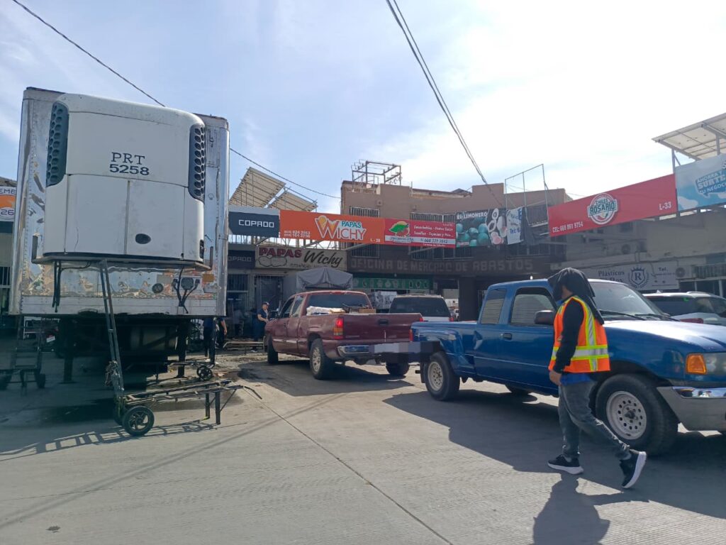 Camión y camionetas estacionados en la yarda