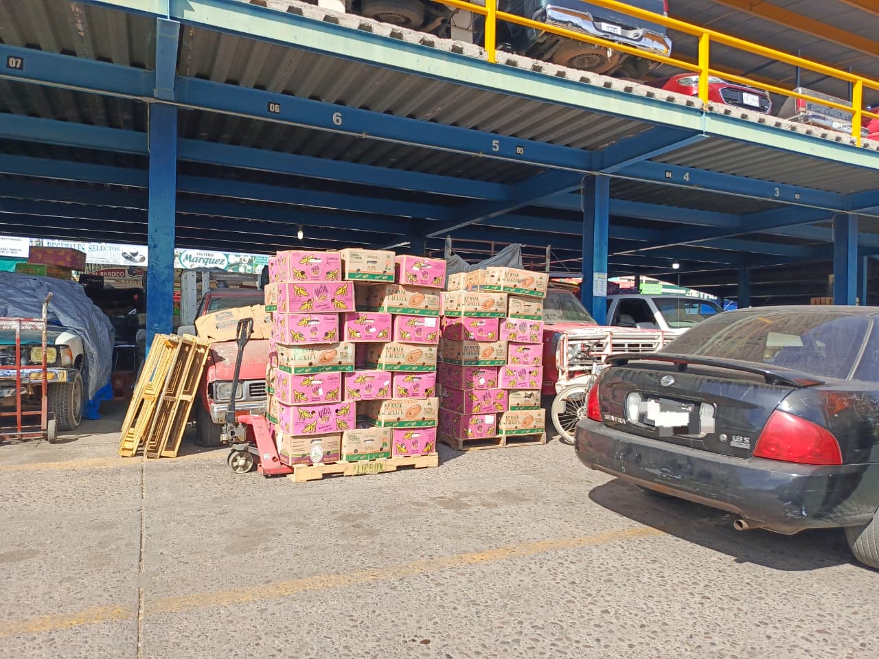 cajas con vegetales apiladas en la yarda