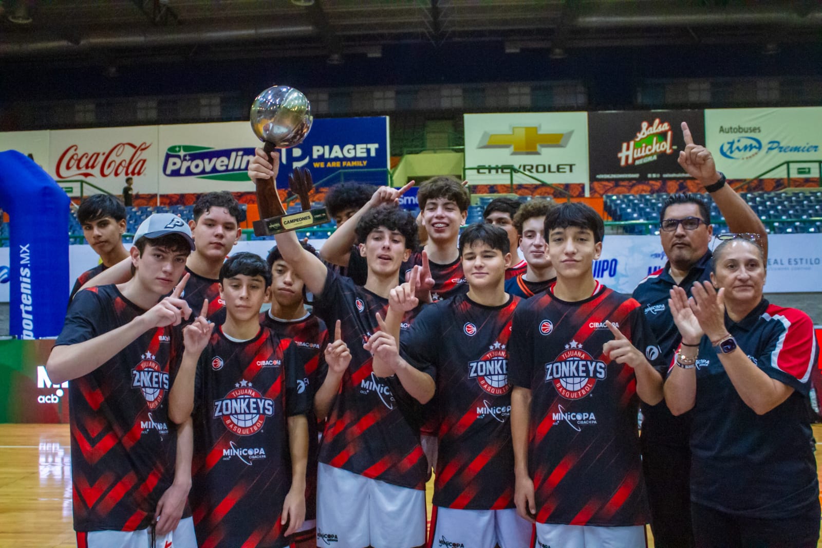 Integrantes de Zonkeys de Tijuana levantando un trofeo