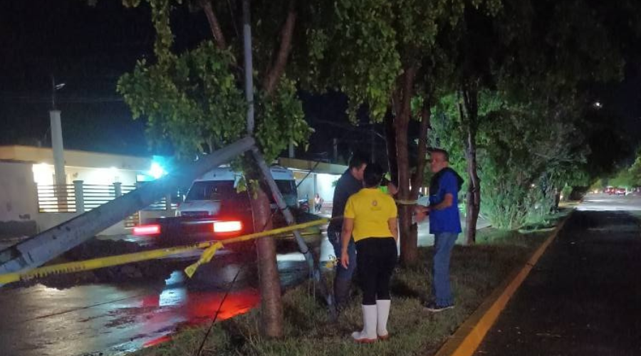 Poste derribado tras accidente automovilístico en Juan José Ríos