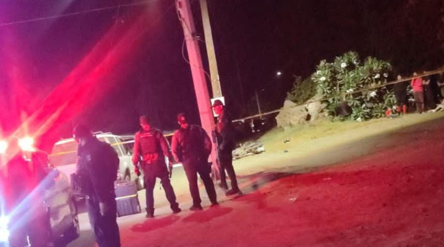 Policías delimitan el sitio del accidente