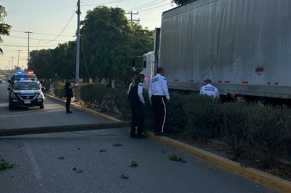 Policías de Vialidad de Guasave en zona donde se encuentra un tráiler que derribo el servicio de telefonía