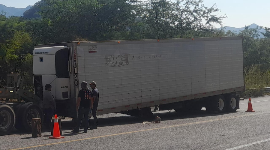 Personal de Capufe y Guardia Nacional División Carreteras revisan las condiciones del remolque tras el accidente