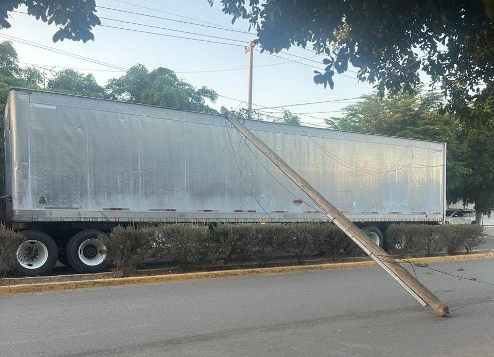 posted de red de telefonía sobre tráiler que causó el derrumbe en Guasave
