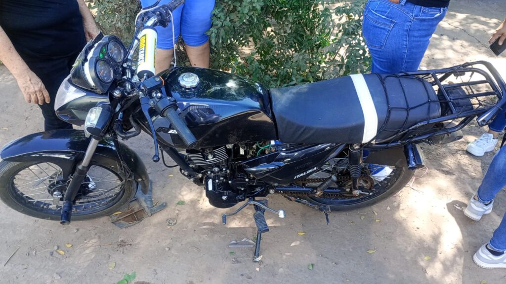 Motocicleta en una carretera de Ahome