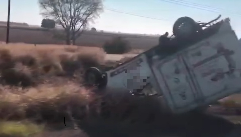 Camioneta de panadero volcada sobre la carretera México 15, a un lado hay un campo de zacate seco y un árbol con pocas hojas mientras el cielo está despejado, esto este 7 de noviembre en Ahome