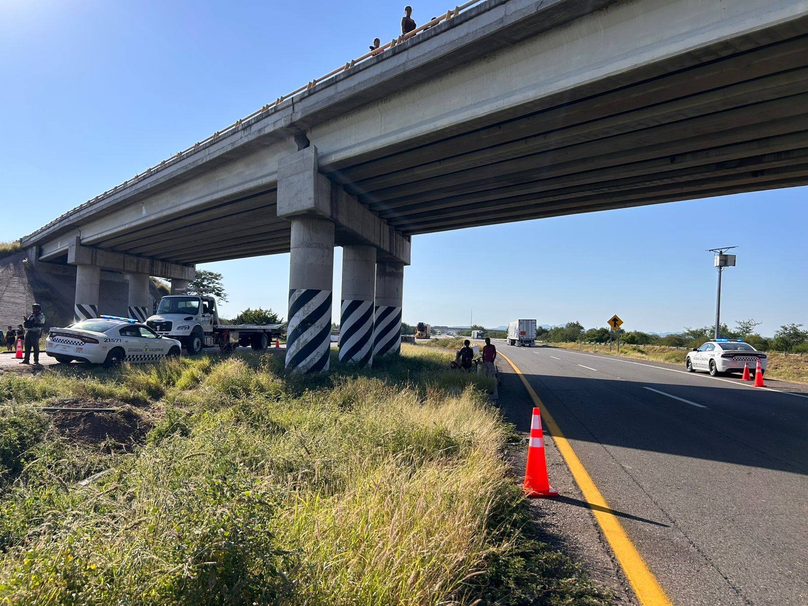 Elementos de la Guardia Nacional debajo del puente de la carretera a Villa Unión, Mazatlán, donde ocurrió accidente