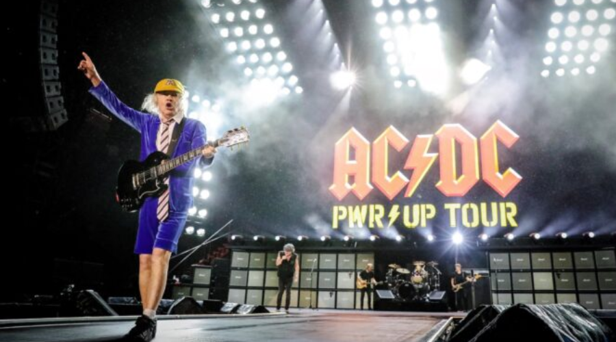 banda AC/DC en un escenario con una guitarra