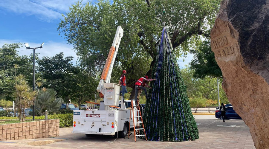 Árbol de navidad en las principales vialidades de Guasave