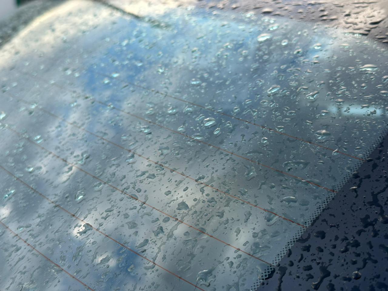 Gotas de agua en el vidrio de un carro