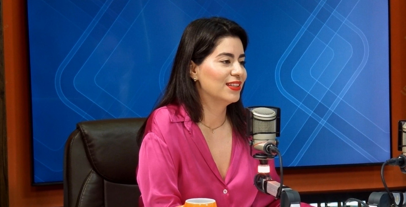 Titular de la Secretaría de las Mujeres (Semujeres), Ana Francis Chiquete con un micrófono en el estudio