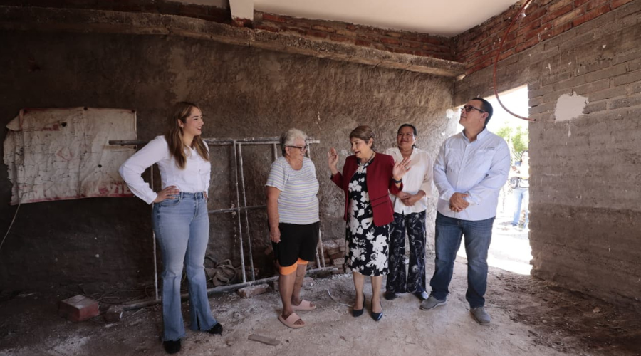 la alcaldesa de guasave Cecilia ramírez junto a los beneficiarios