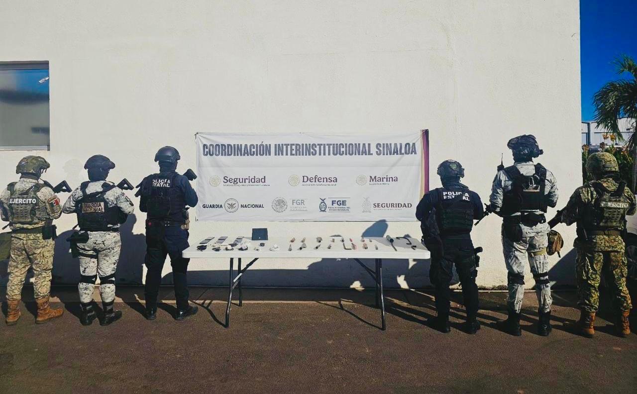 Militares con celulares y municiones en una mesa, fueron aseguradas en el penal de Aguaruto