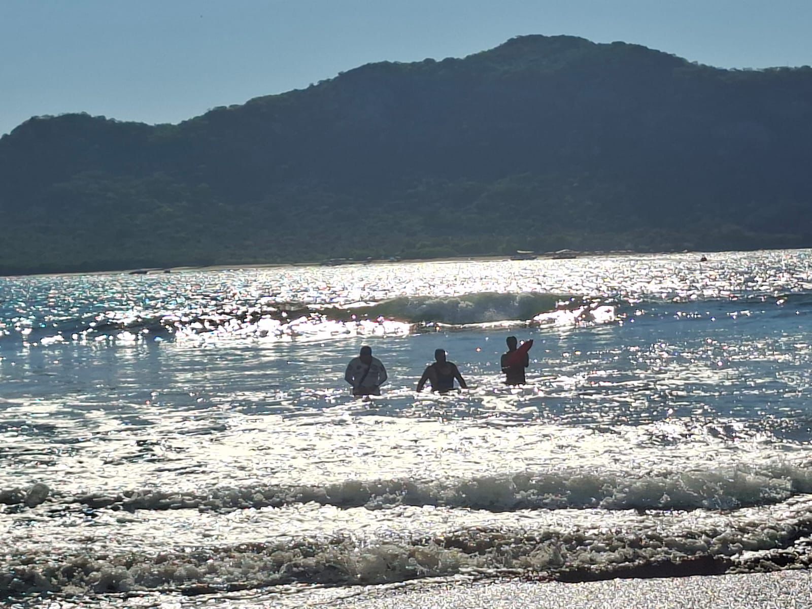 bañistas en playa de Mazatlán