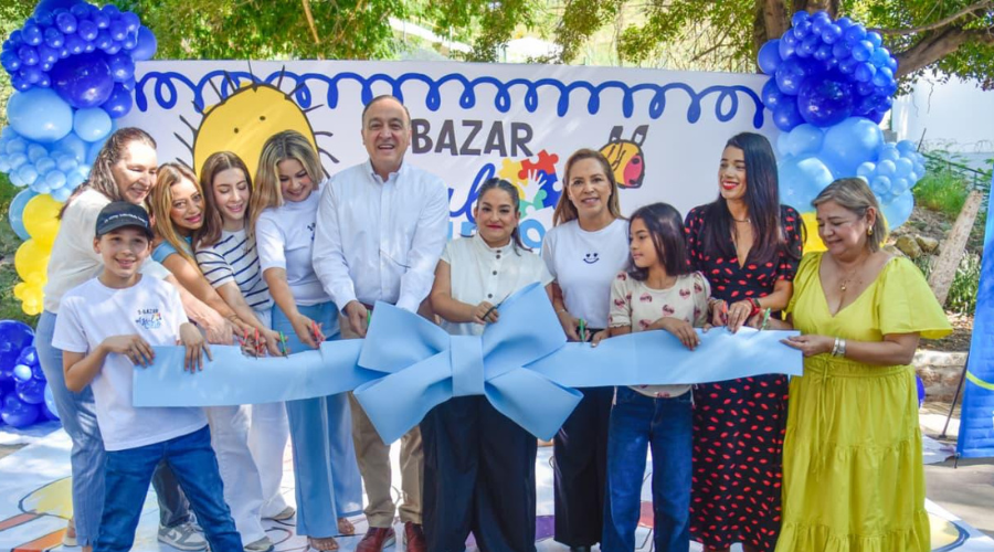 el alcalde de Ahome, Antonio Menéndez junto con las organizadoras del bazar Azul Cielo en Los Mochis