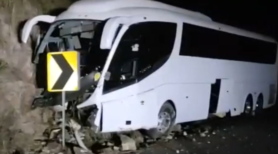 Camión de pasajeros choca contra un muro en carretera