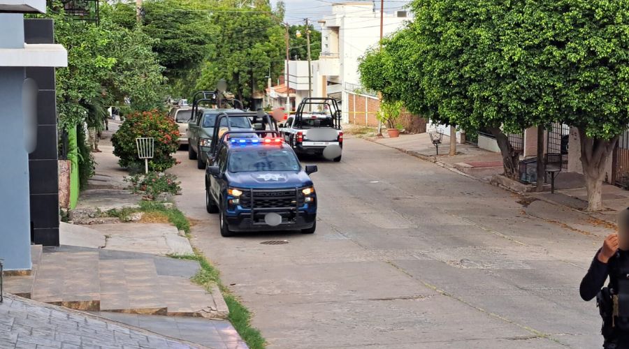 Unidades policiacas en un vecindario resguardando la zona
