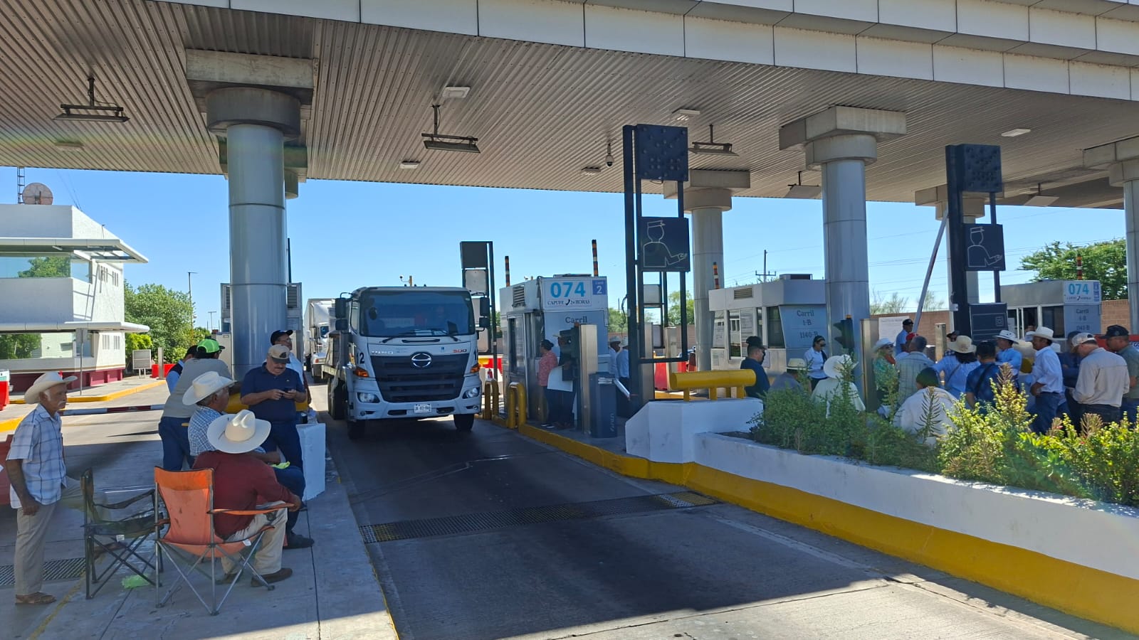 Caseta de Catro Caminos, se aprecian productores en la zona y tráiler intentando pasar la caseta