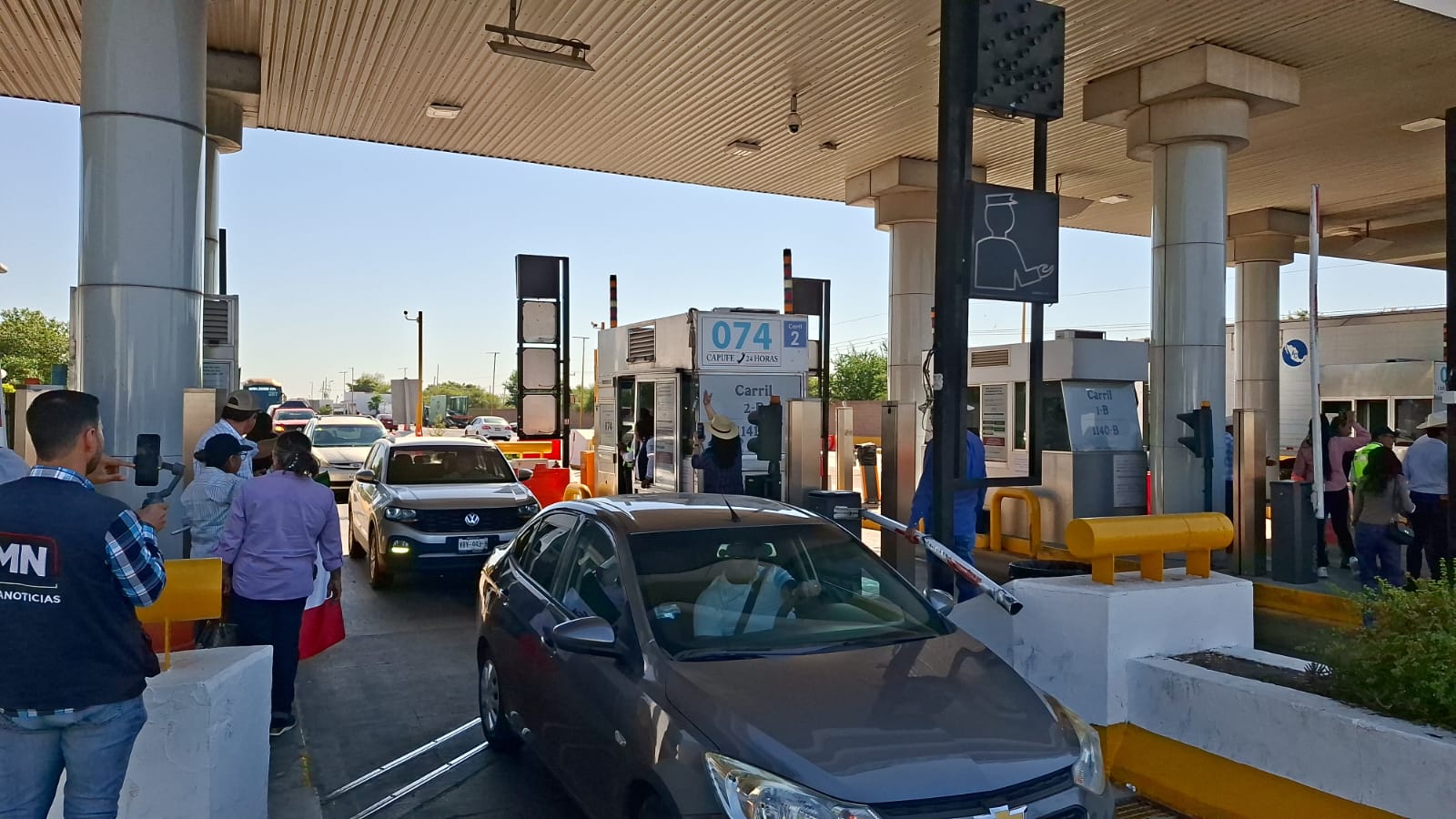 autos en caseta de ctaro caminos en Guasave