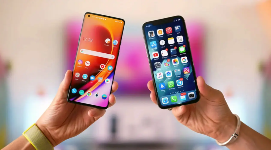dos manos mostrando la pantalla encendida de dos celulares