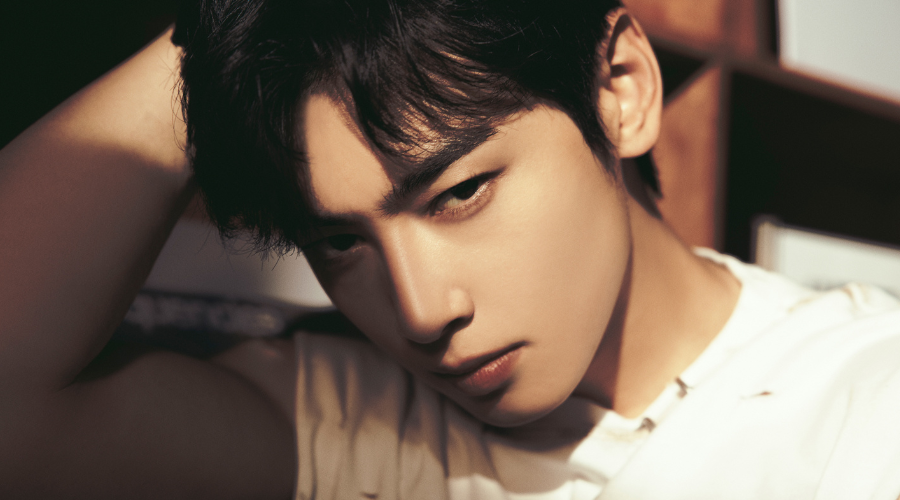 El cantante e integrante de ASTRO, Cha Eun-woo con una mirada fija y con el brazo en la cabeza