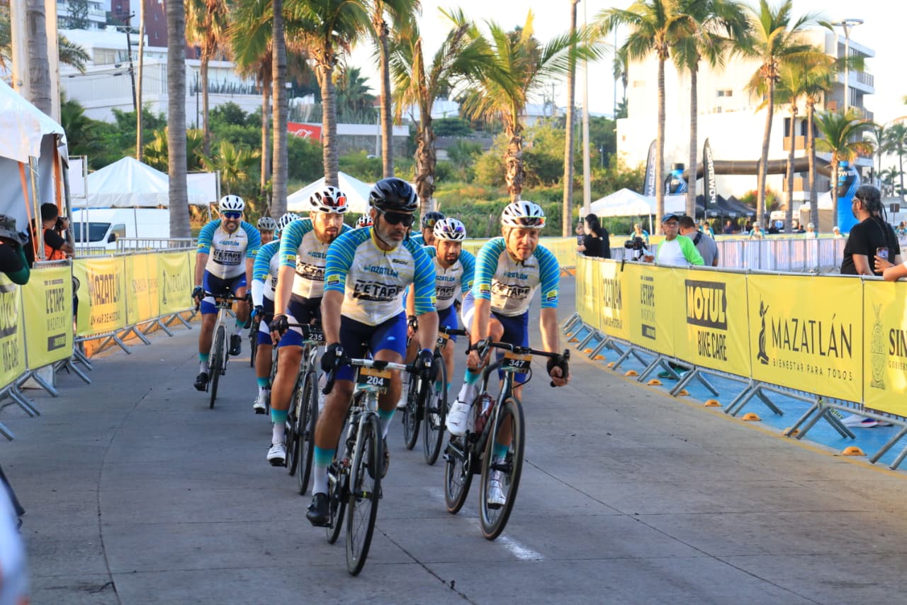 Ciclistas en bicicleta durante L’Etape Mazatlán 2025 By Tour de France