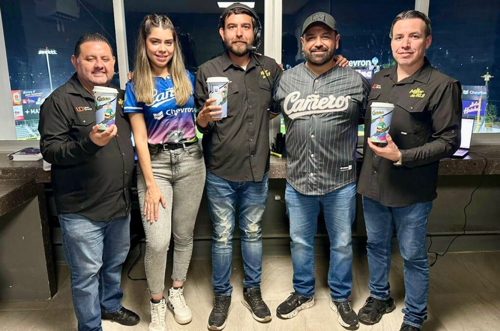 Personas en el Chevron Park sosteniendo los 3 vasos de la nueva colección de vasos del club Cañeros de Los Mochis