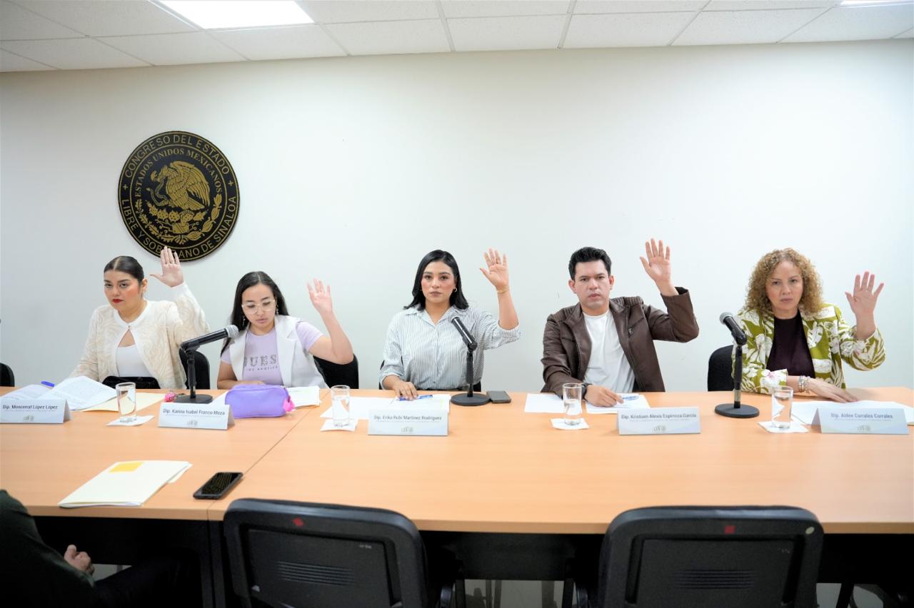Personas levantando la mano durante una sesión del Congreso