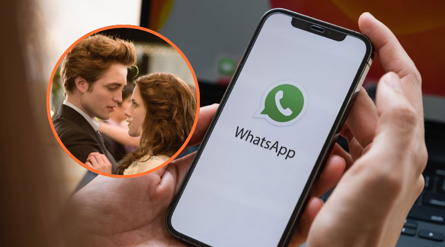 Manos sosteniendo la aplicación de WhatsApp con circulo de Robert Pattinson y kristen stewart de Crepusculo