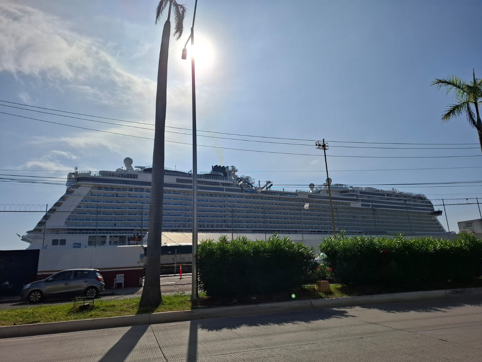 Crucero en puerto de Mazatlán durante altas horas del día, con sol en lo alto