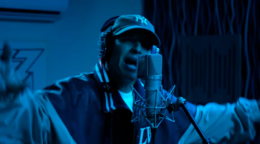Daddy Yankee en un estudio de grabacion con un micrófono cantando