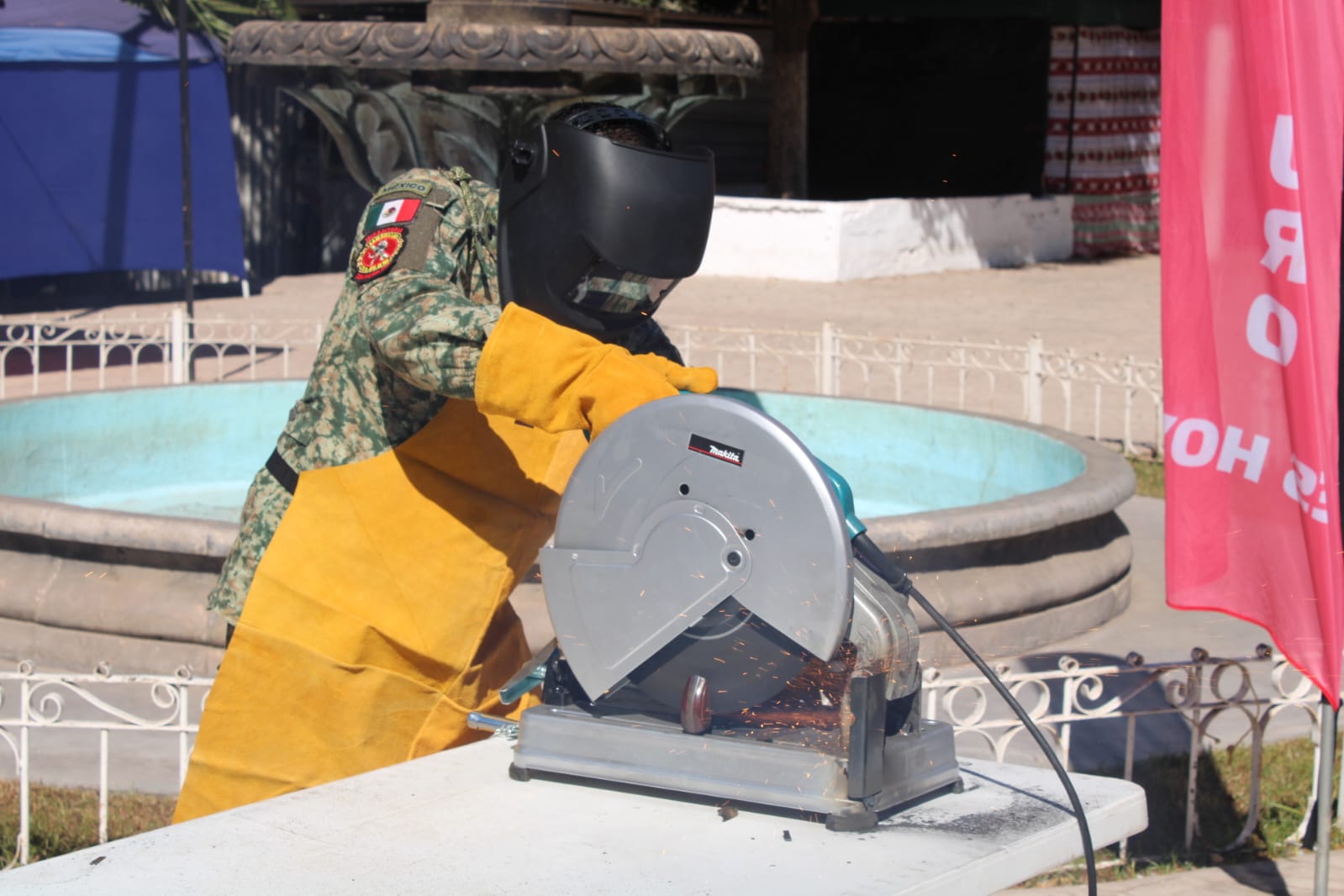 Elemento del ejercito con una máquina para destruir armas