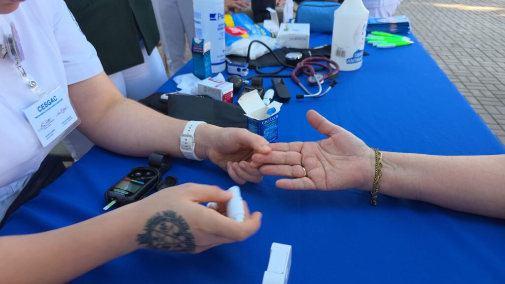 Trabajadores de CESGAC tomando la mano de persona