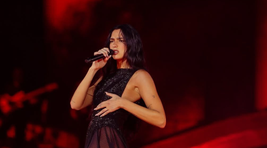 Dua Lipa cantando sobre el escenario