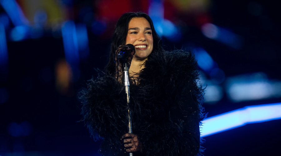 Dua Lipa con micrófono en concierto