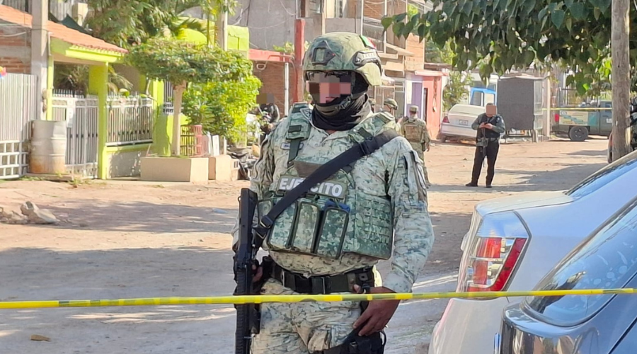 Elementos del Ejército Mexicano en el lugar de los hechos.