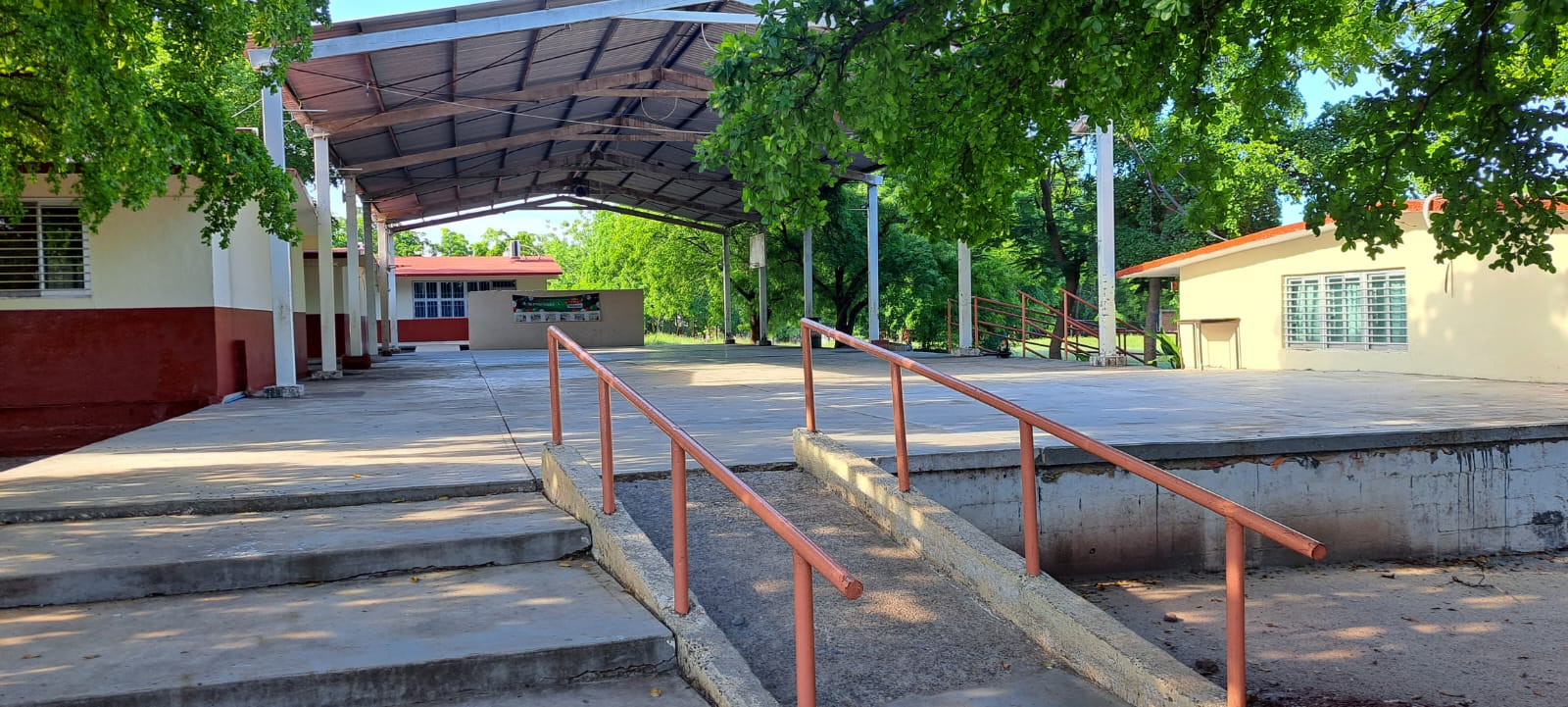 Exterior de escuela en Sinaloa, aulas y cancha amplia se ve