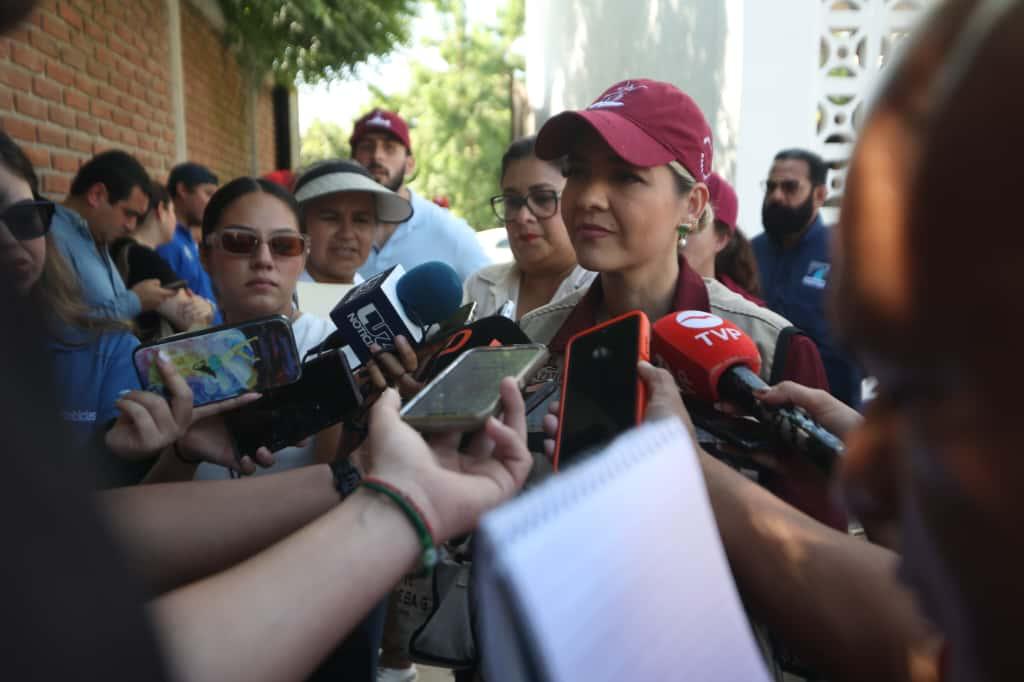 Alcaldesa de Mazatlán, Estrella Palacios, con medios de comunicación