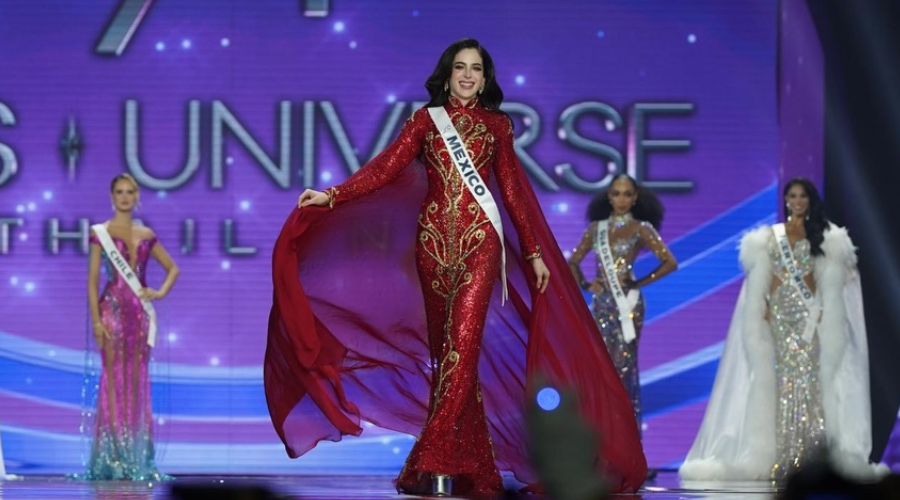 Fátima Bosch Fernández en el escenario de Miss Universo