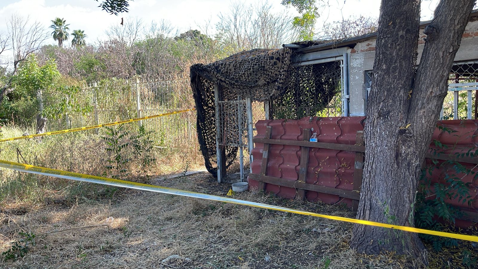 Fosa clandestina delimitada con cinta amarilla en Culiacán, parece ser una jaula para leones