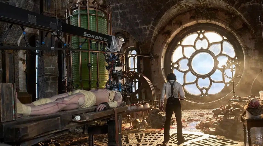 El actor Oscar Isaac junto al monstruo de Frankenstein.