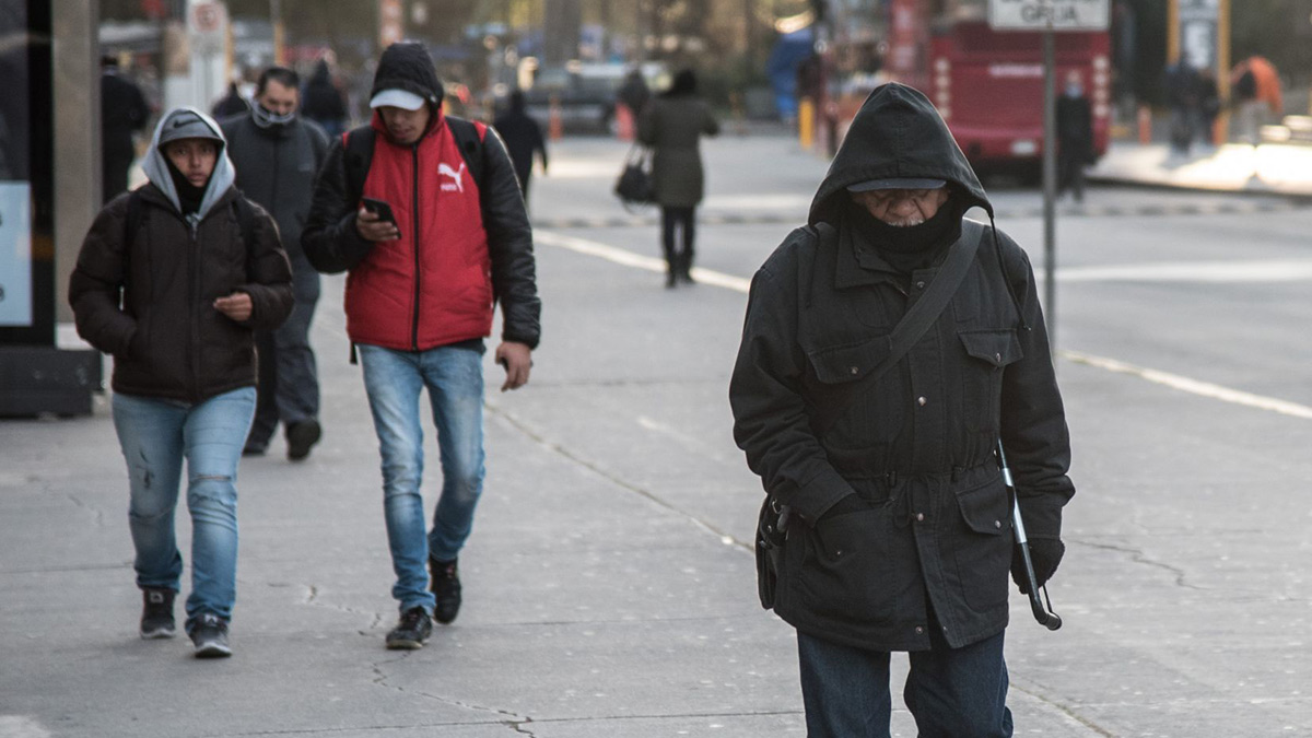 Personas abrigadas por el frío